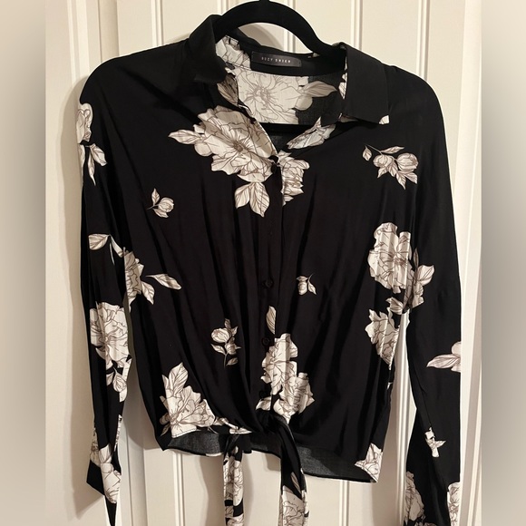 Tie front blouse from Suzy Shier - Picture 1 of 3